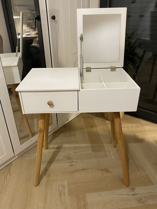 Biala toaletka z lustrem