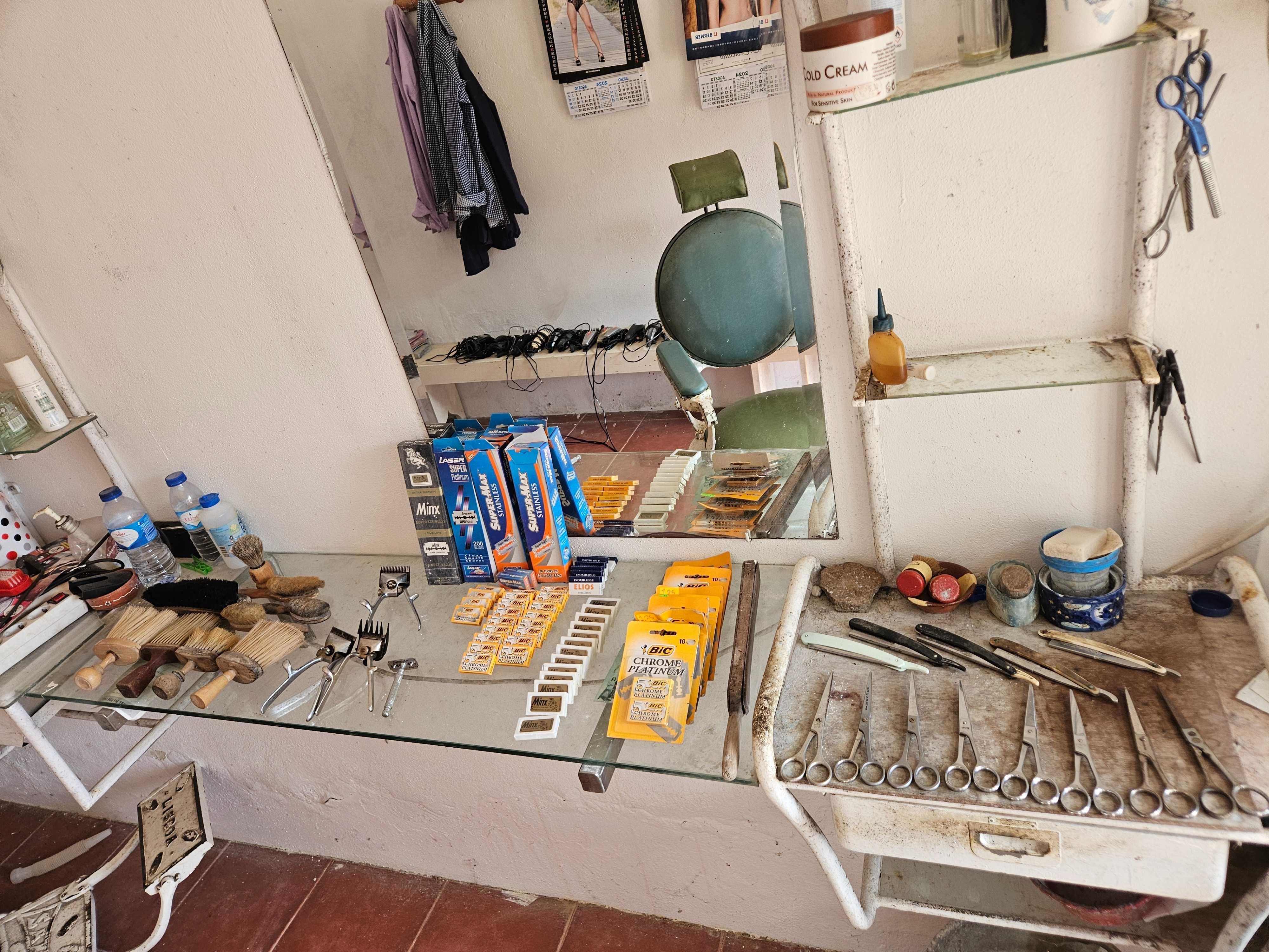 Cadeiras de barbeiro antigas e acessórios