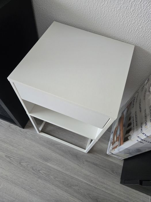 Mesa cabeceira branca