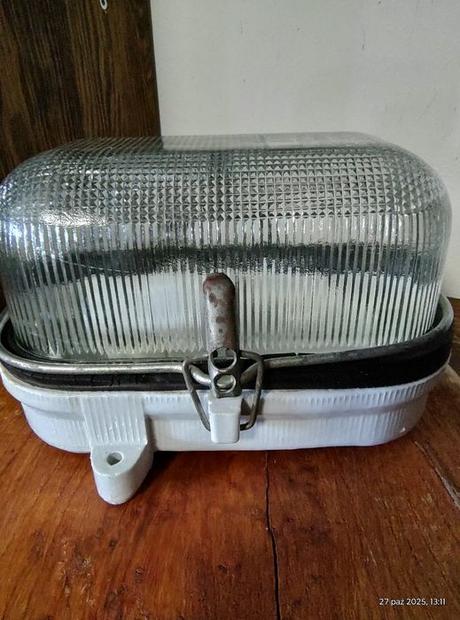 Lampa przemysłowa kanałowa OPKZ 60 – PRL + oprawa kanałowa z siatką