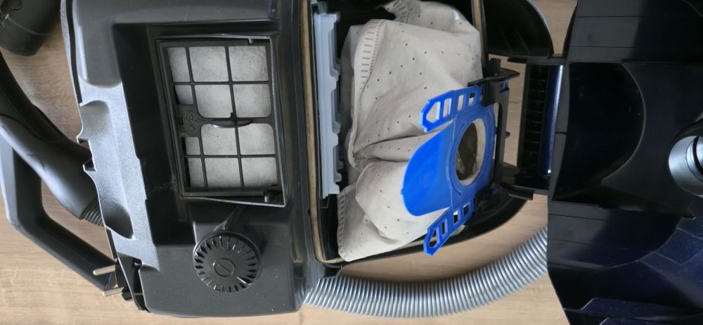 Mocny odkurzacz Siemens Hartboden o mocy 1800W.