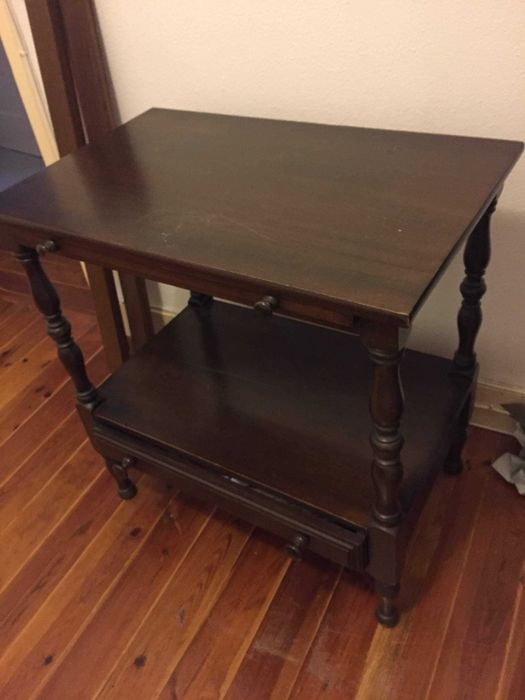 Mesa em madeira (Genuína), com prancha extensível, e c/ gaveta.