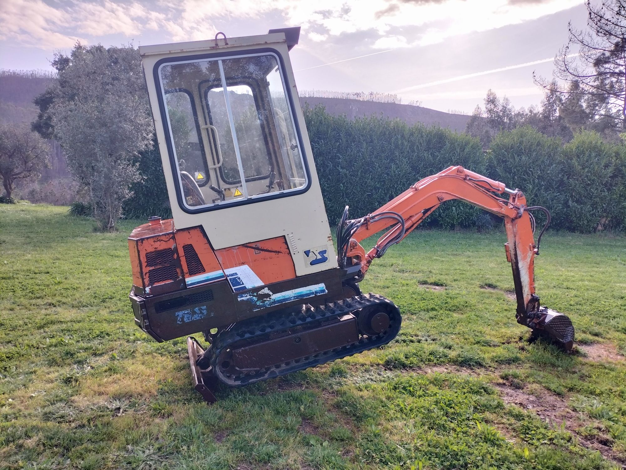 Mini giratória Takeuchi tb15