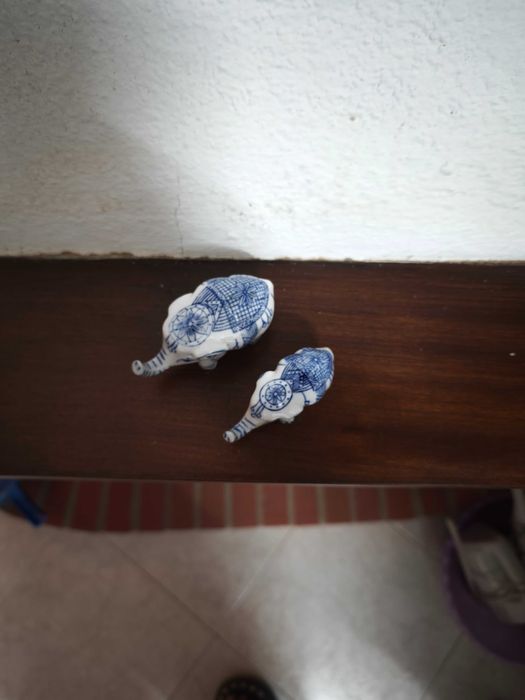 Conjunto de Elefantes Decorativos em Porcelana Azul e Branco