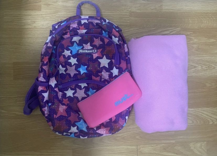 Na compra da mochila ganha o estojo e a mantinha grátis