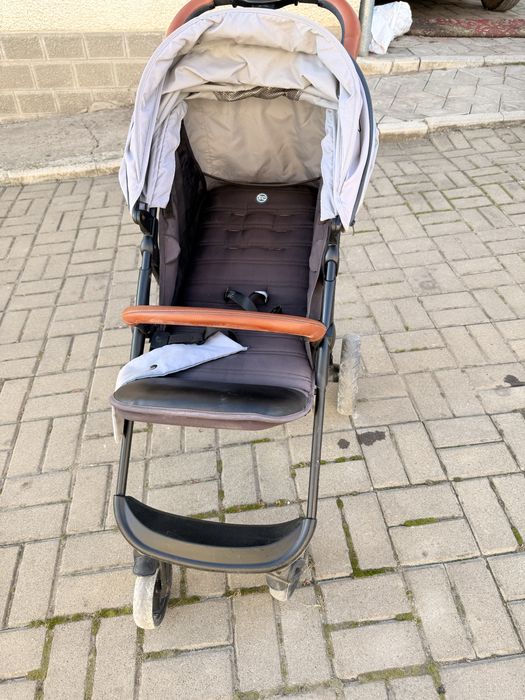 Дитячий візочок.