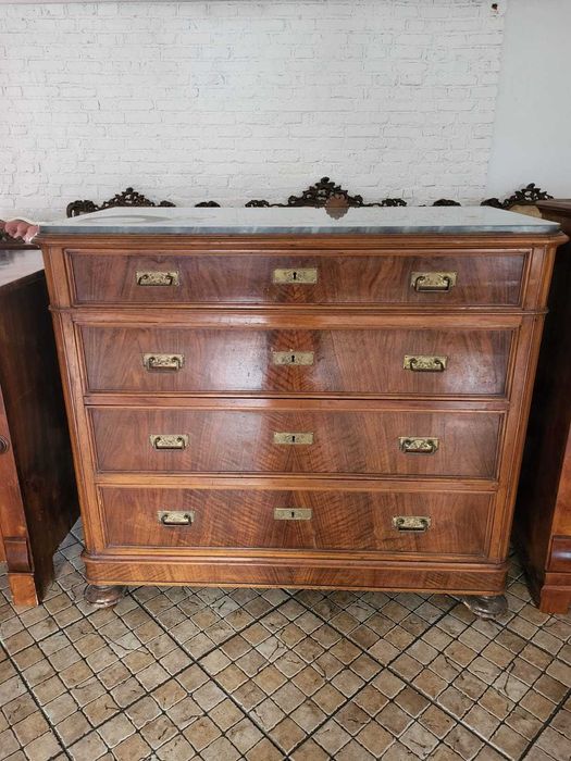 Komoda z marmurowym blatem