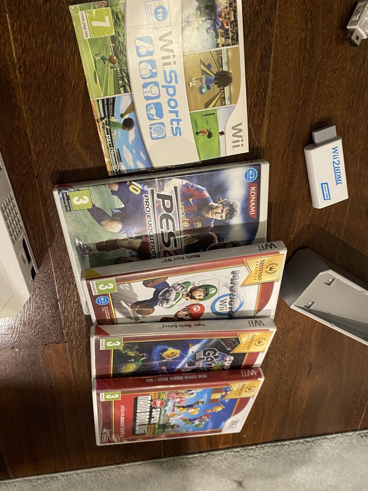 Nintendo Wii branca + 5 jogos + 5 comandos + HDMI + acessórios