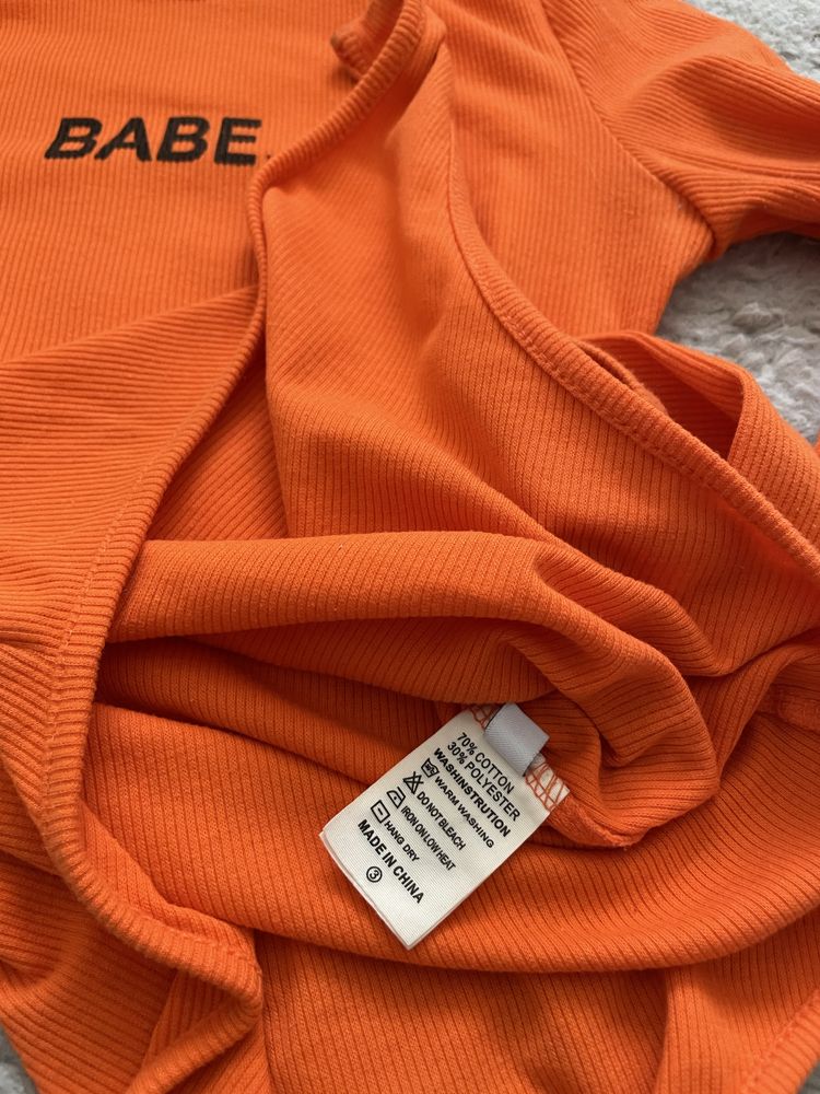 Pomarańczowe body prążkowane z napisem babe