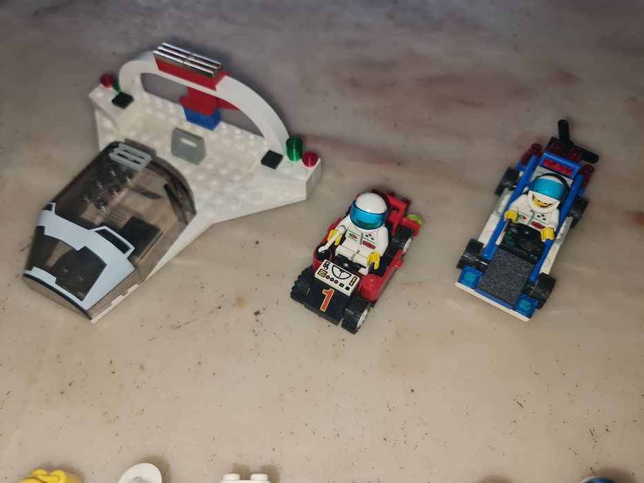 Legos Minifiguras e Veículos