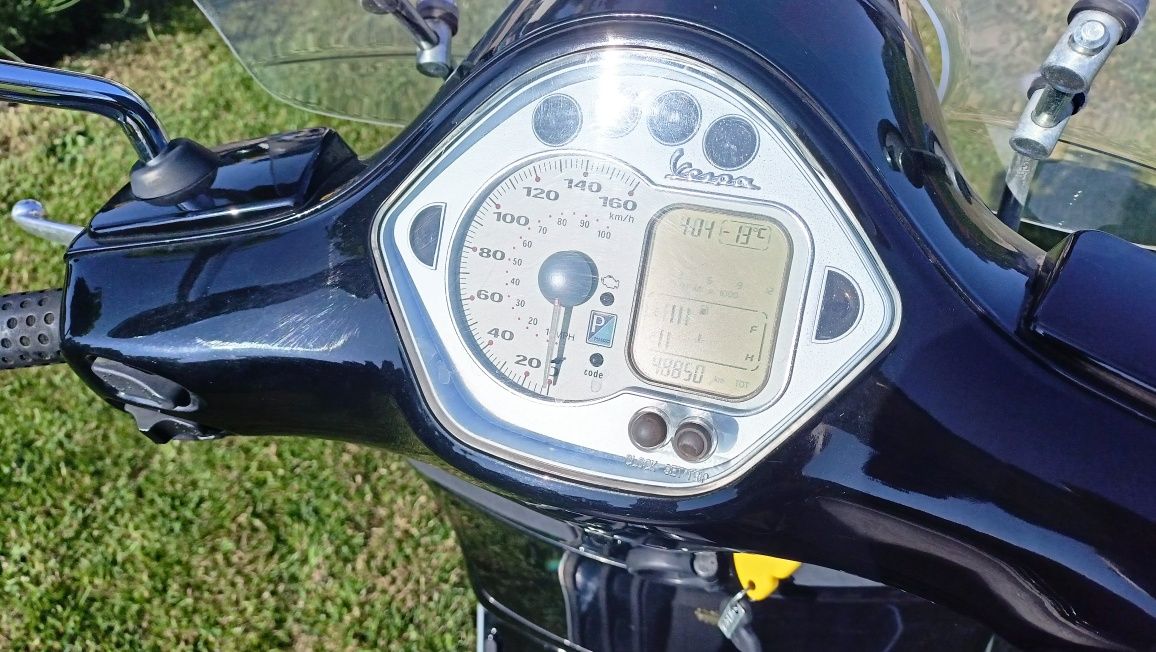 Piaggio Vespa GTs 250