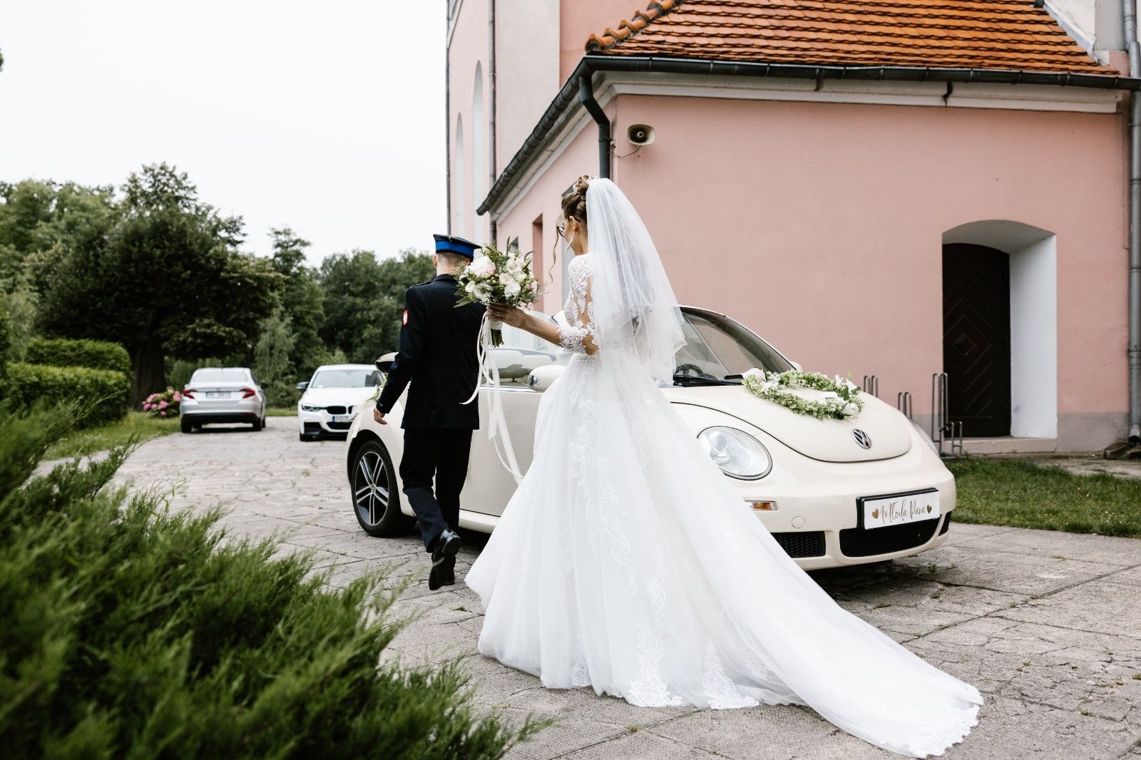 Suknia ślubna z odpinanym trenem, zakrytymi dekoltem