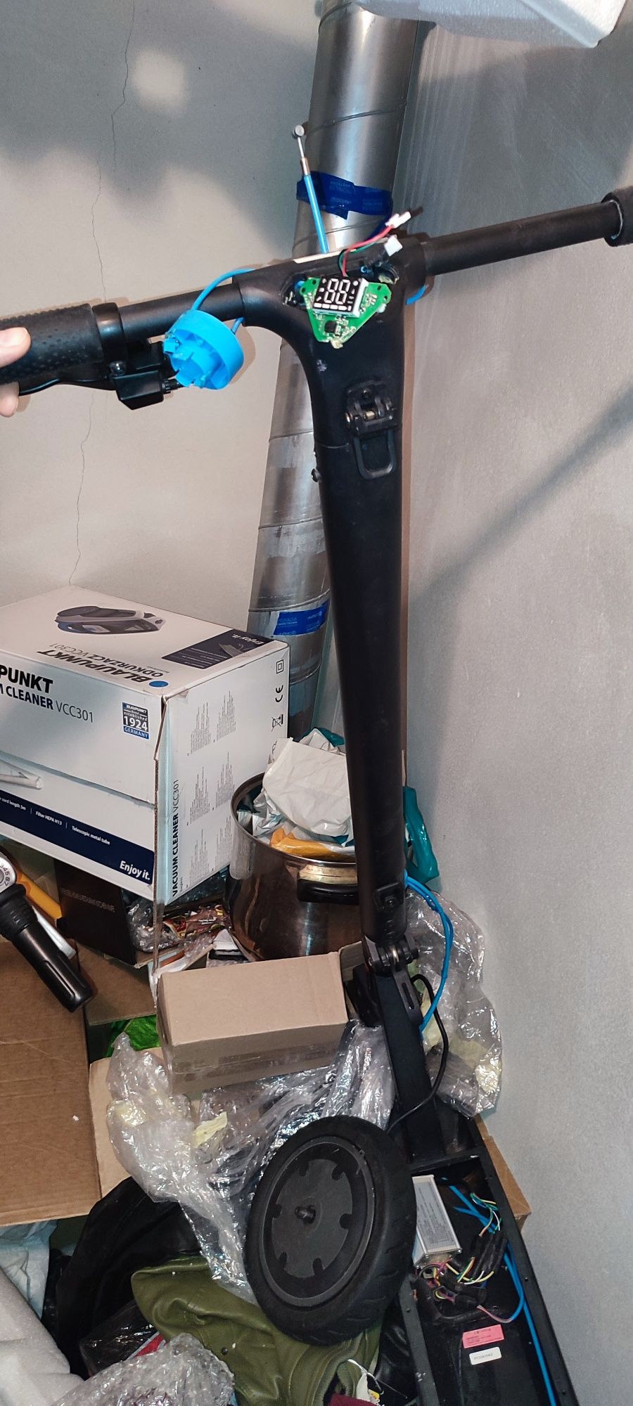 Hulajnoga elektryczna BLAUPUNKT ESC608 20km 250W 8.5" Czarny