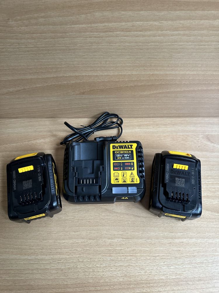 2 оригінальні батареї DeWALT XR 18V 4Ah + зарядка 4А (нові)