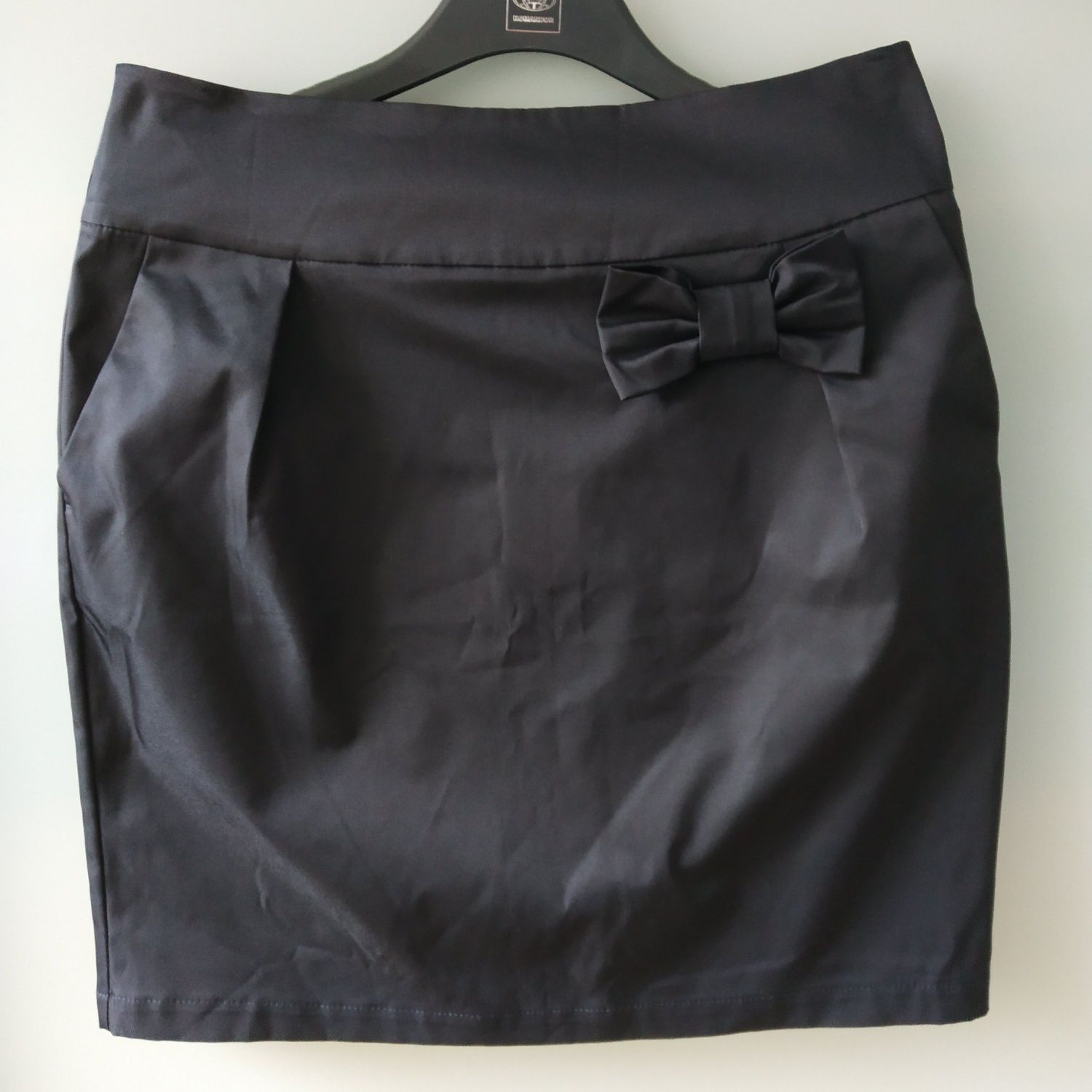 Czarna spódnica z kieszeniami