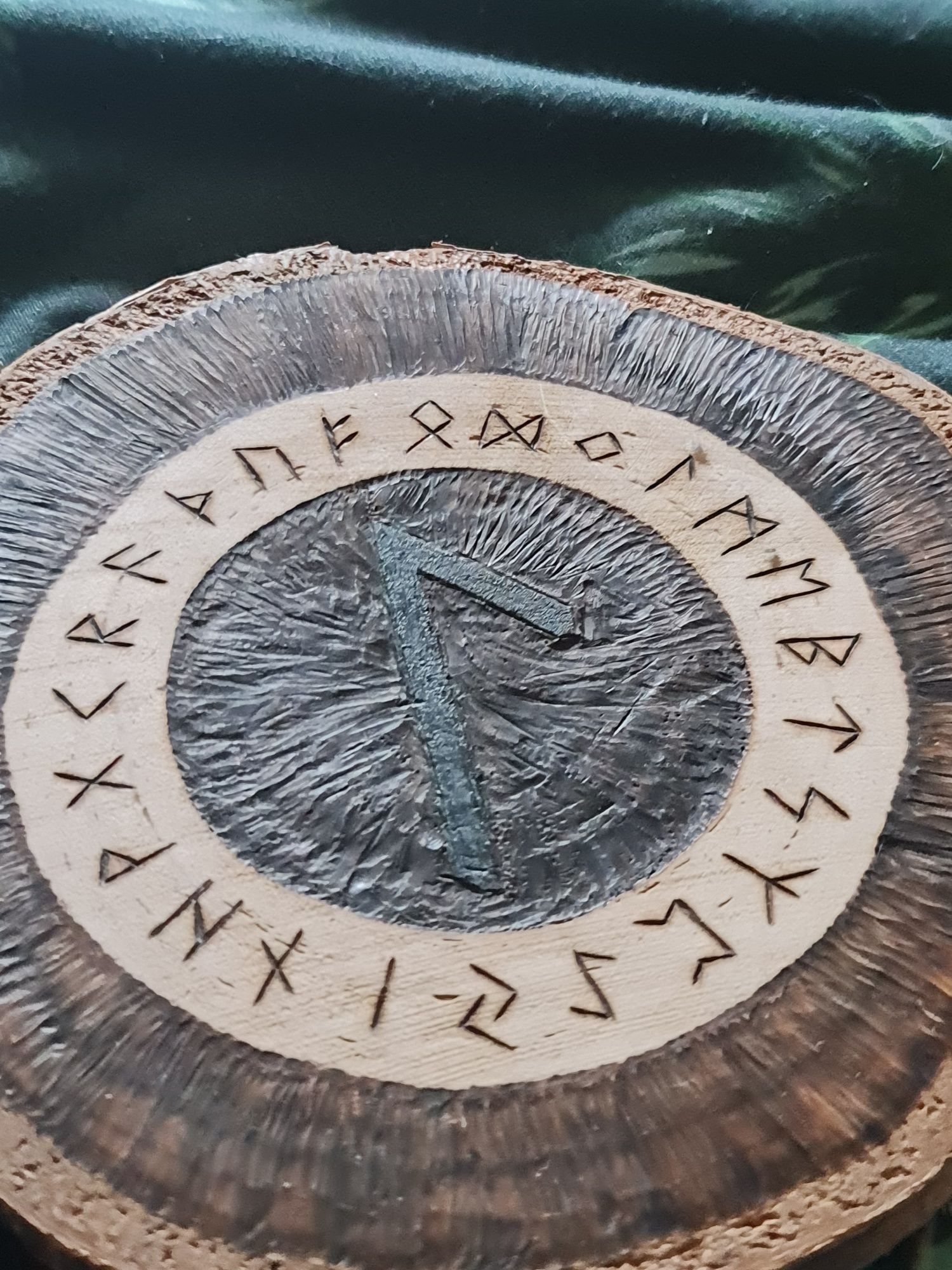 Rękodzieło - pirografia - runa Lauguz - Futhark