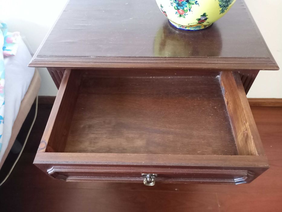 Mesa de cabeceira / cómoda antiga em madeira maciça