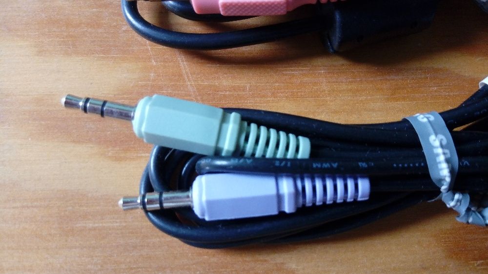 Kabel audio do podłączenia dźwięku na monitor.