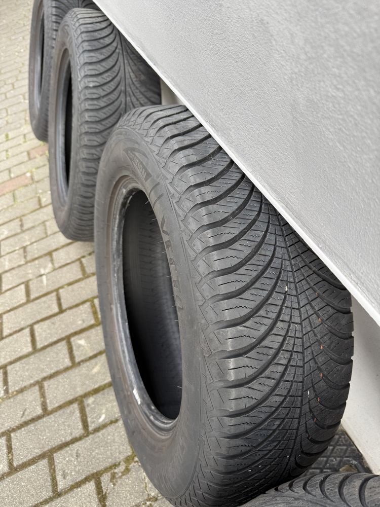 Cztery opony całoroczne  R 17 225/65 102H  Goodyear vector 4 season