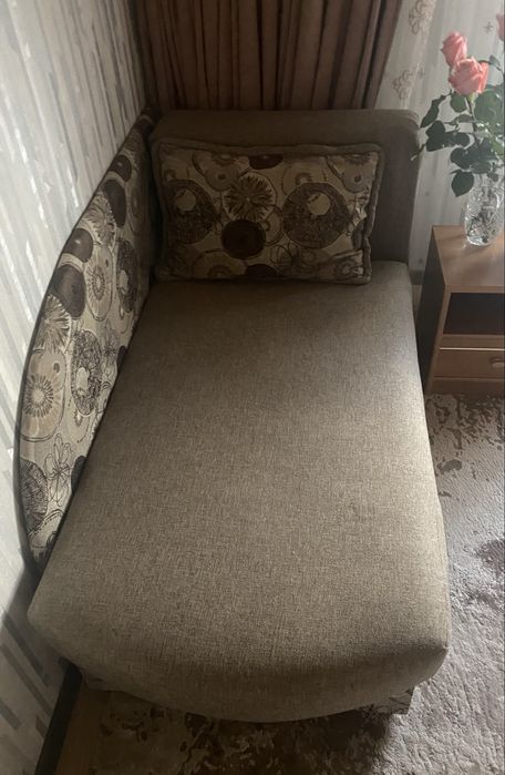 Кутовий диванчик з подушкою