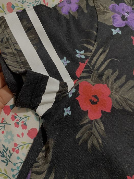 T-shirt com detalhes de flores e escrita