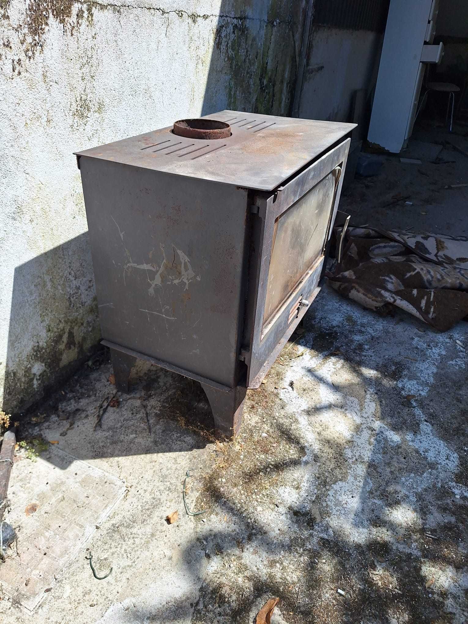 Salamandra em ferro para lenha