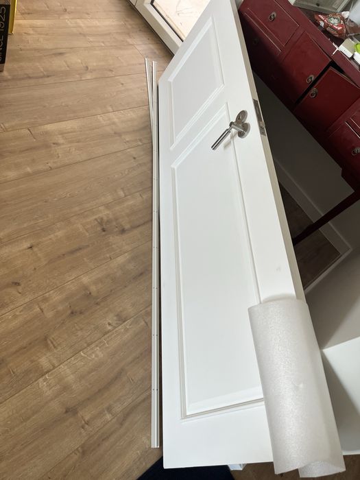 Porta de madeira branco com puxador