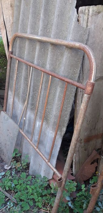 Продам железную кровать,полуторную.