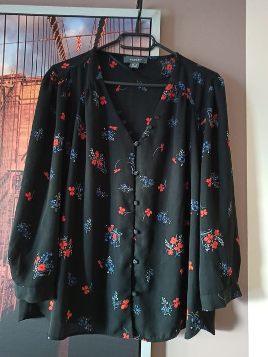 Czarna koszula w kwiaty, w bardzo dobrym stanie