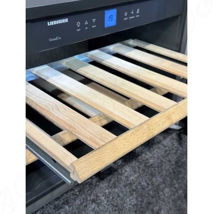 Винна шафа Liebherr / Лібхерр WKEeS 553, вбуд. 1 зона, сенсор, 46 л