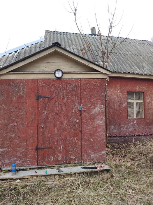 Продам земельну ділянку з дерев'яним будинком