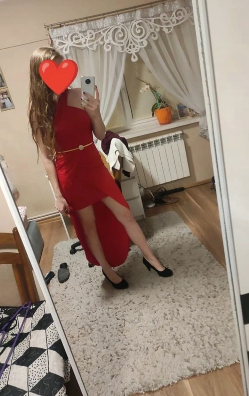 Czerwona asymetryczna sukienka z przedłużonym tyłem