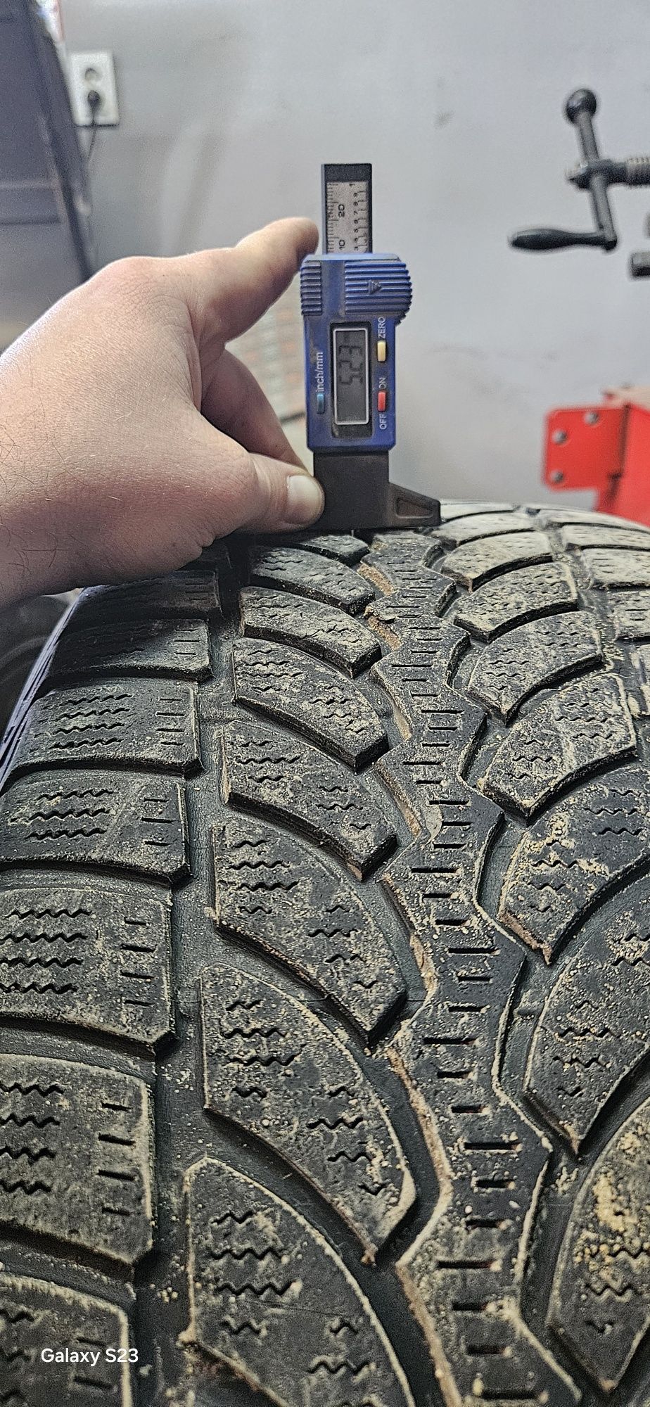 235/60 R18 LM80Z