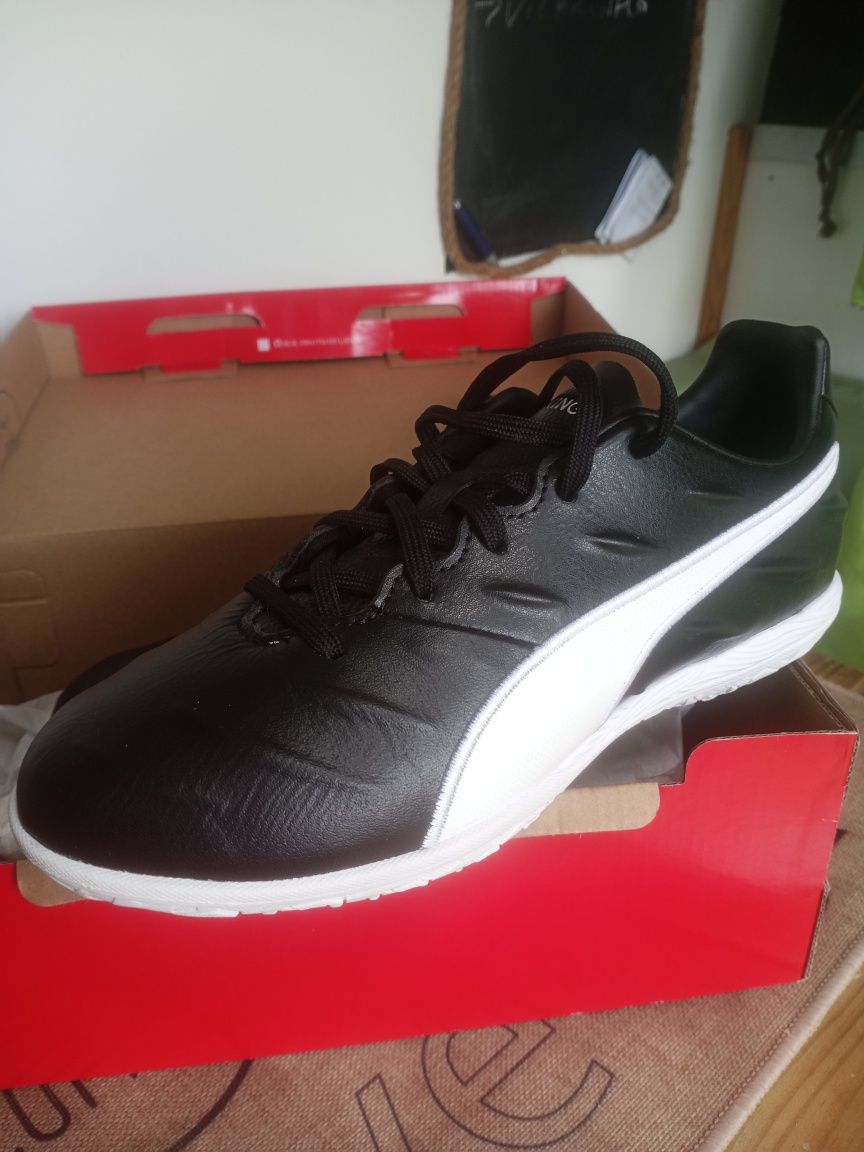 Sapatilhas futsal puma pro 37.  Novas.