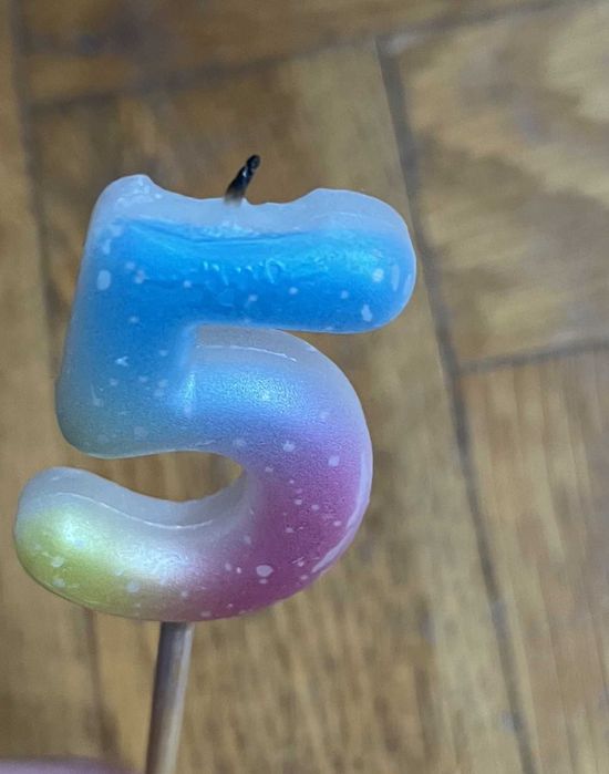 Kolorowa świeczka urodzinowa 5 pięć lat