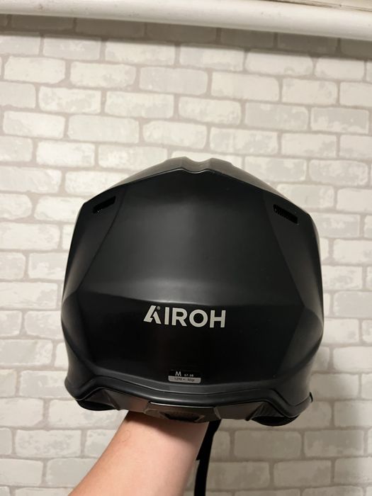 Мотшолом Airox чорний матовий