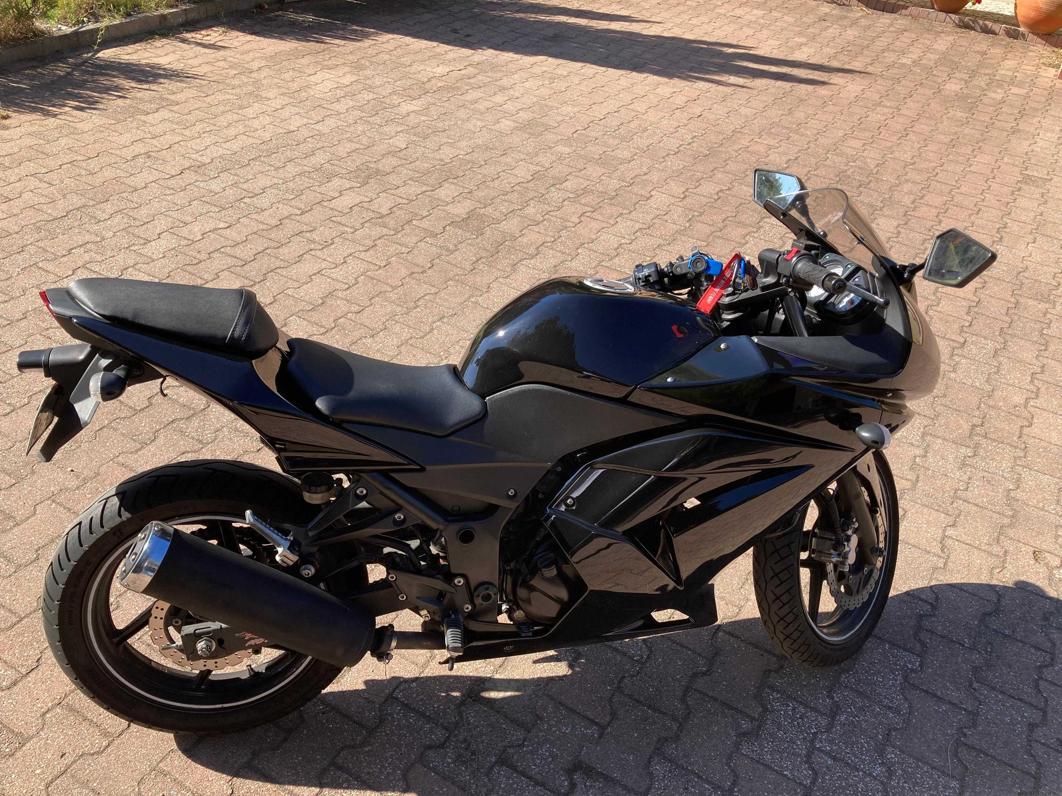 Kawasaki Ninja 250R – 25.600 km  Excelente estado