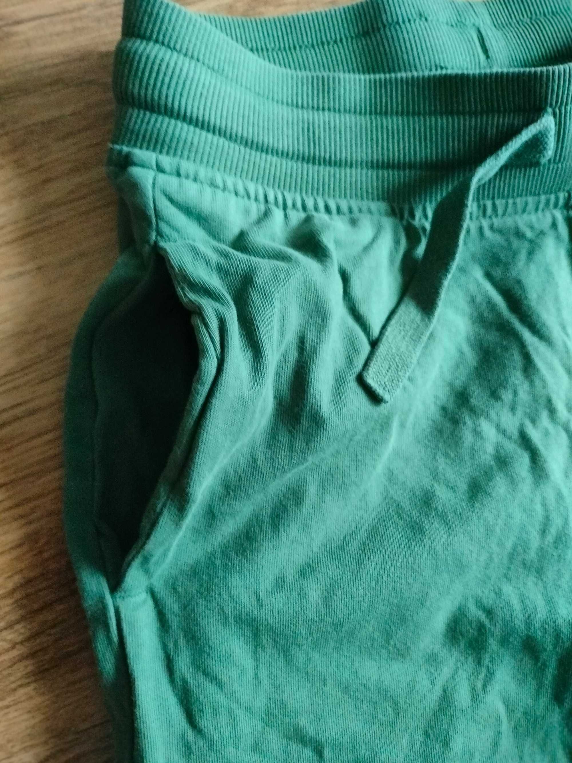 Zielone spodnie dresowe chłopięce H&M 134 cm