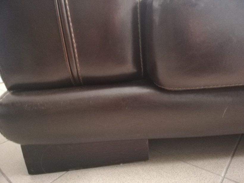 Sofa skórzana w kolorze brązowym.