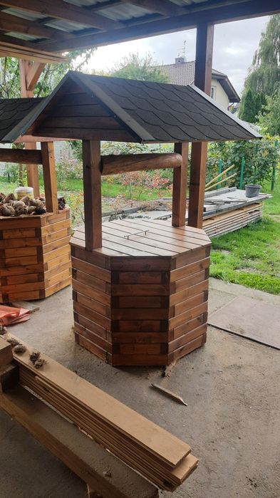 Drewniana studnia do ogrodu