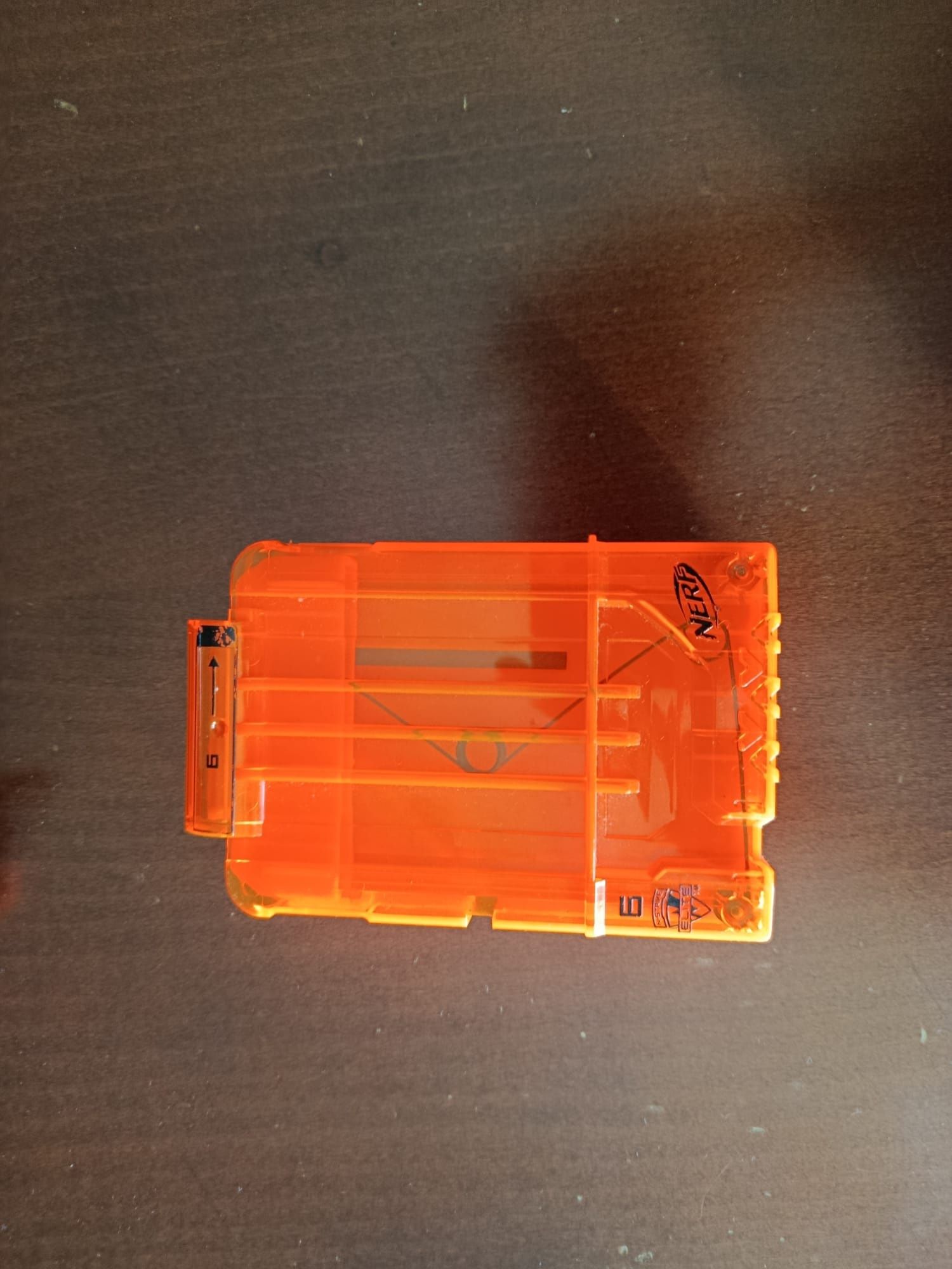 Nerf automática, 17 balas e um carregador extra de 6 balas. Vem com a