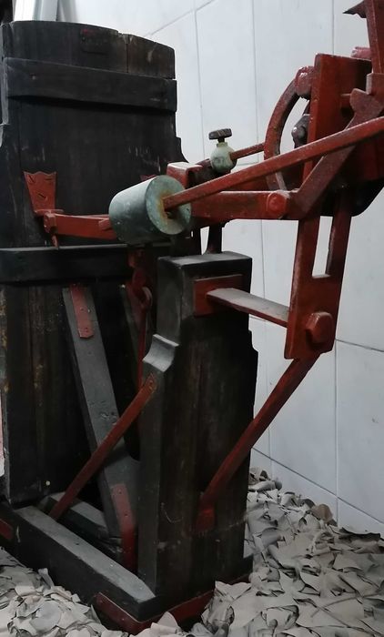 Balança decimal, incompleta, antiga