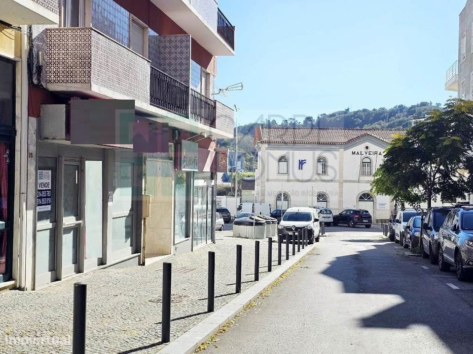 Loja comercial com 230m2 no centro da Malveira, em Mafra