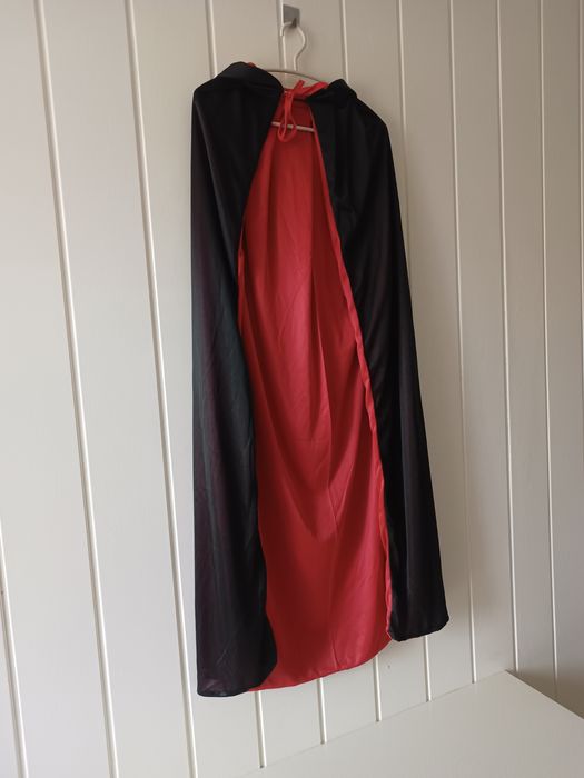 Peleryna dwustronna czarno -czerwona z kapturem przebranie