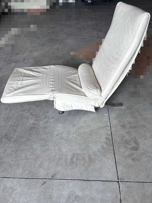 Sofá/espreguiçadeira de pele branca - Qtd. 1 Und.