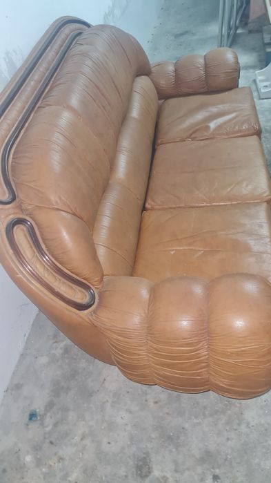 Sofás em couro em bom estado