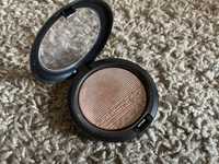 Mac Extra Dimension Skinfinish rozswietlacz do twarzy puder Superb