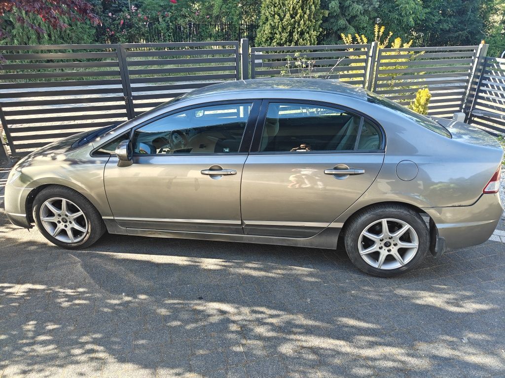 Honda Civic VIII SEDAN 1,8 Benzyna