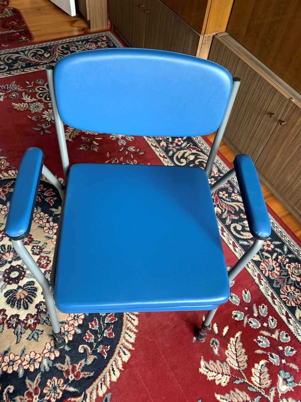 Nowe krzesło toaletowe tapicerowane AR 103