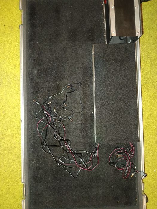 Pedalboard gitarowy hardcase  85*46 cm wraz z zabudowanym zasilaczem